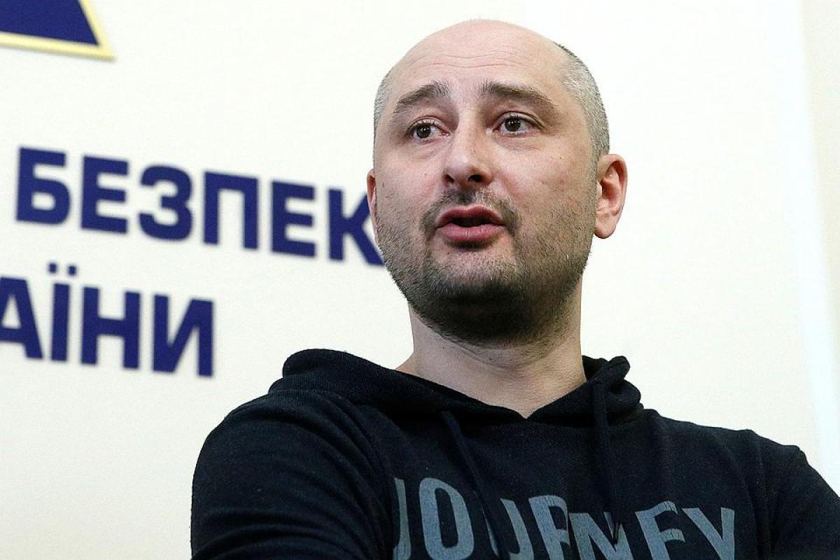 "Хрен там. Не дождутся": "Воскресший" Бабченко пообещал станцевать на могиле Путина "Хрен там. Не дождутся": "Воскресший" Бабченко пообещал станцевать на могиле Путина