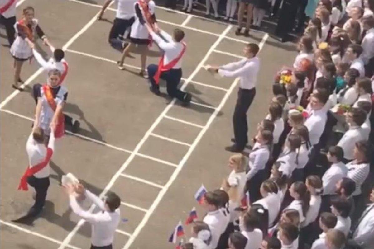 "Последний звонок в российской школе": выпускник задушил голубя во время танца