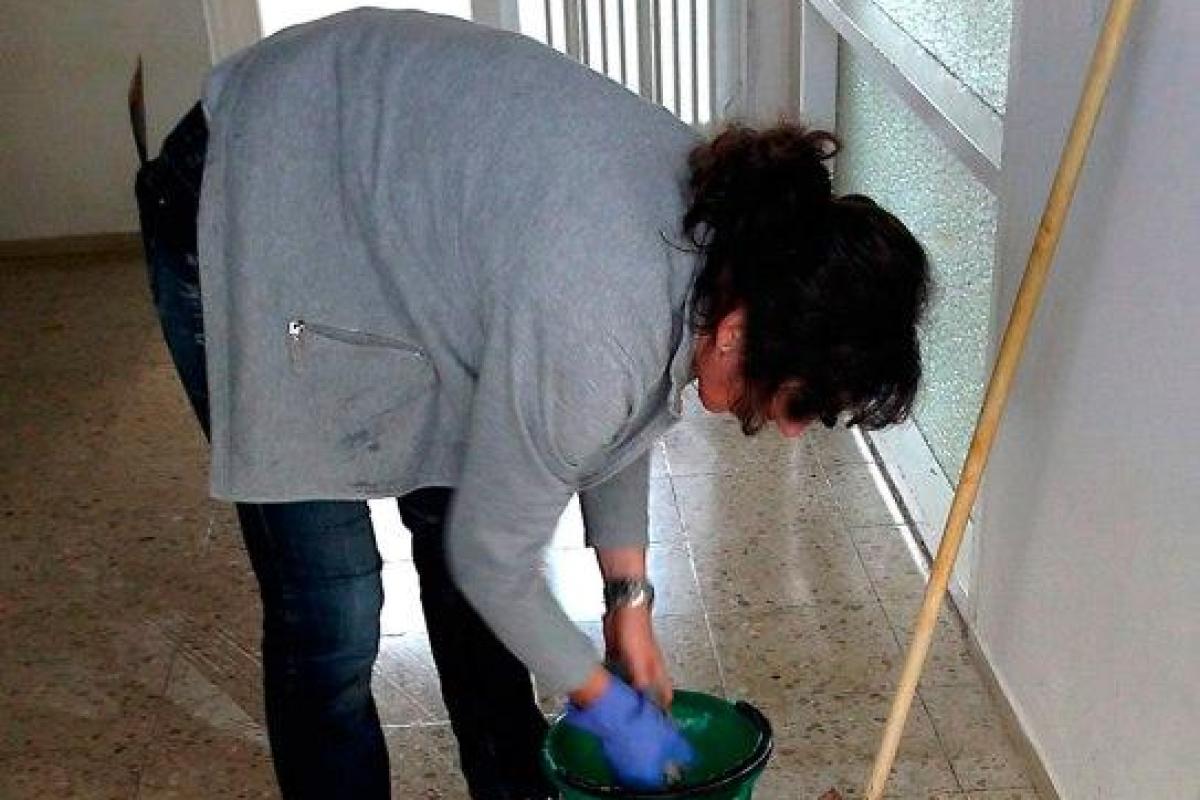 В России пьяная уборщица взяла в плен намусоривших подростков В России пьяная уборщица взяла в плен намусоривших подростков