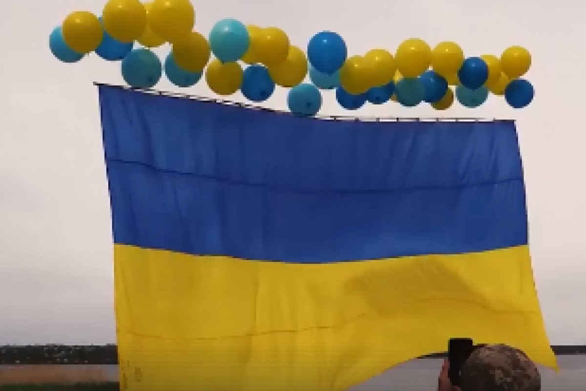 Над оккупированной Горловкой волонтеры запустили огромный украинский флаг: видео