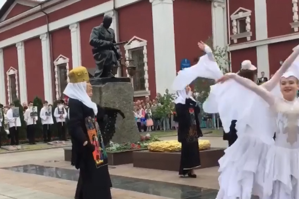 "Бессмертный полк" отдыхает: В Кривом Роге исполнили песню, посвященную российским военным в Сирии - видео