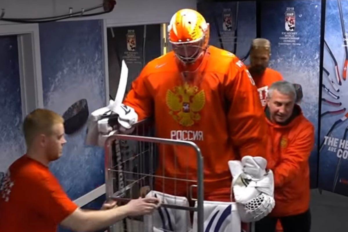 «Просто у него лапки»: Вратарь сборной РФ по хоккею насмешил болельщиков своим появлением на льду