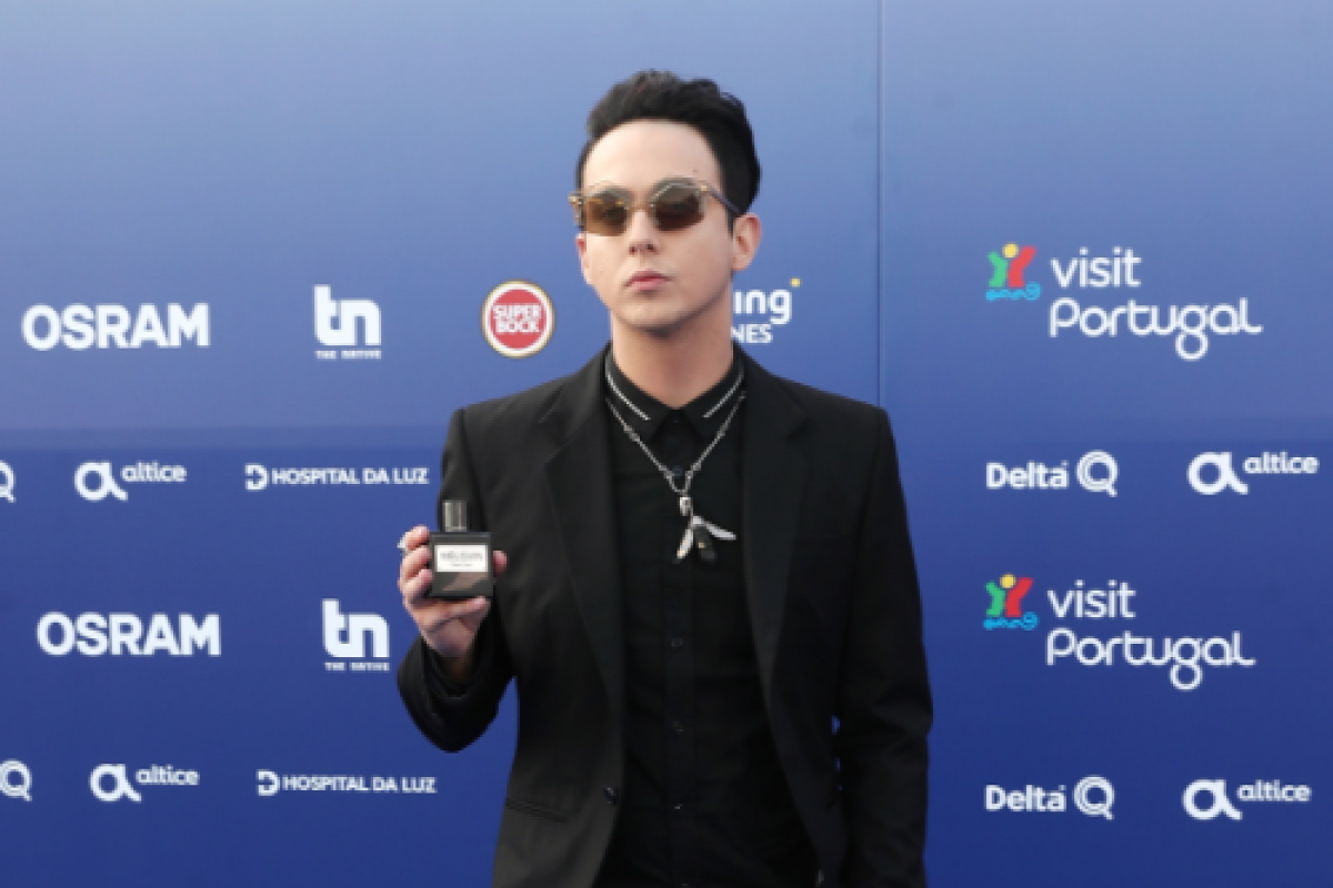 Евровидение-2018: Melovin представил на голубой дорожке свой парфюм и проигнорировал российских журналистов Евровидение-2018: Melovin представил на голубой дорожке свой парфюм и проигнорировал российских журналистов