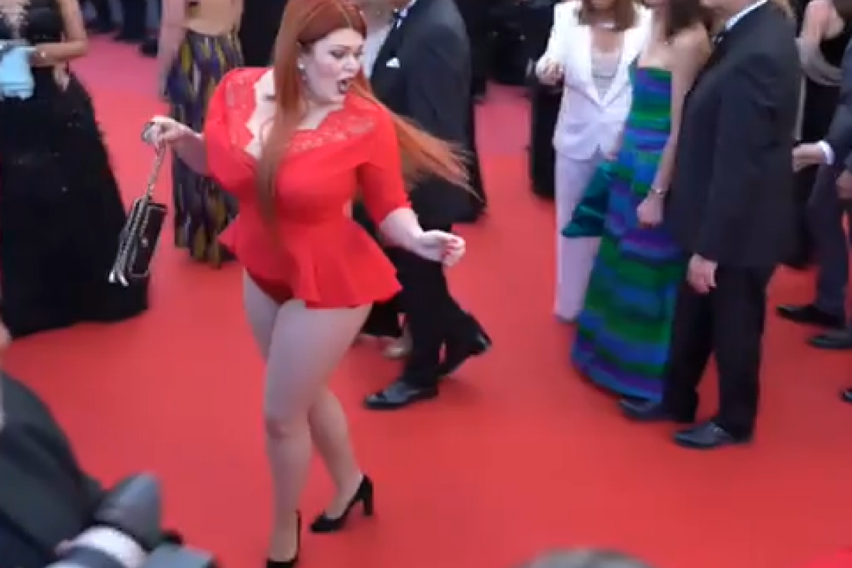 Российская plus-size модель лишилась юбки на красной дорожке в Каннах: кадры Российская plus-size модель лишилась юбки на красной дорожке в Каннах: кадры