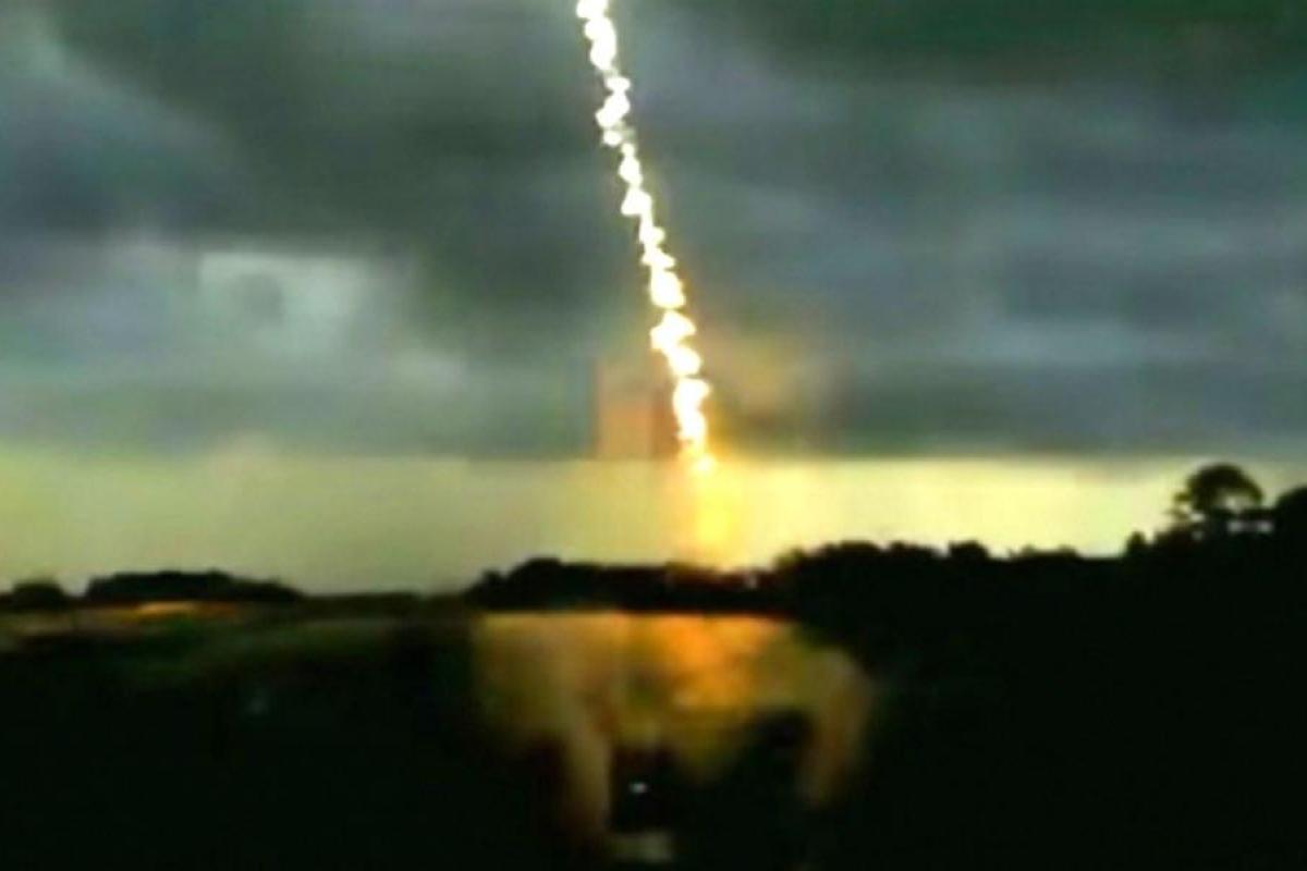 В Германии молния ударила в двух девушек, делавших селфи В Германии молния ударила в двух девушек, делавших селфи