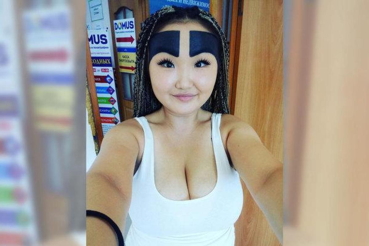 В Якутске избили блогершу с самыми широкими бровями