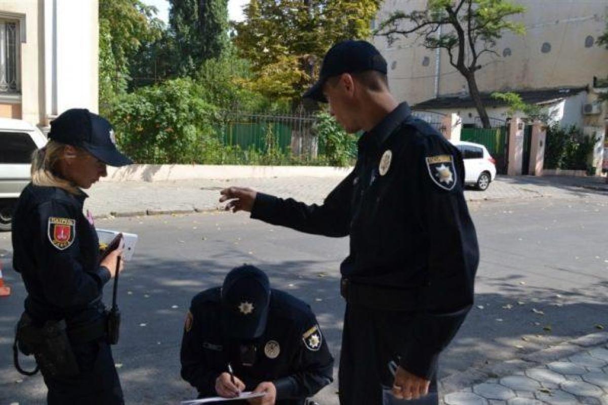 Избили мужчину на детской площадке: беспредел мариупольских полицейских засняли на видео