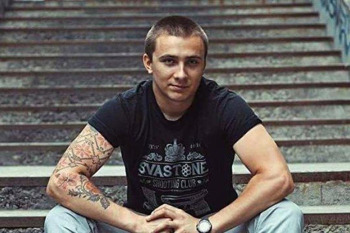 Активист Стерненко попросил официантку одесского кафе налить ему "стакан украинской крови" Активист Стерненко попросил официантку одесского кафе налить ему "стакан украинской крови"