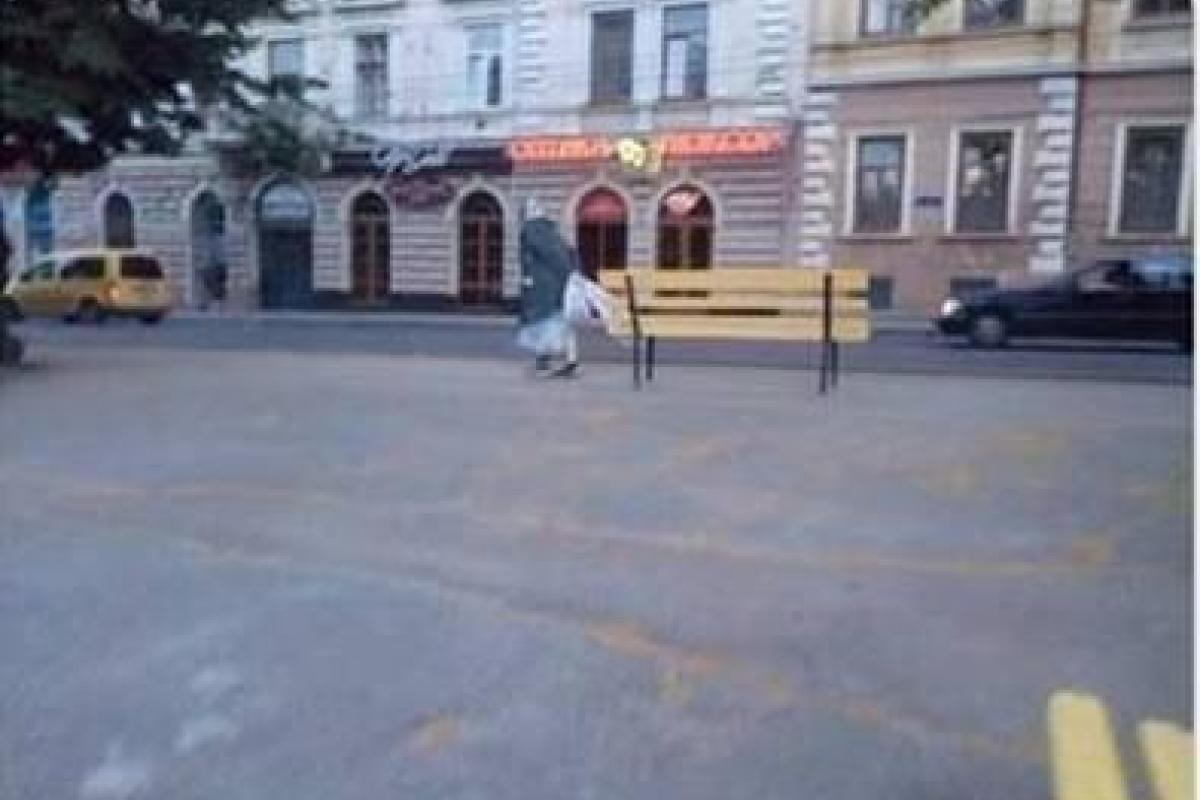 Женщина украла скамейку из центра Черновцов и унесла с собой: соцсети обсуждают видеоролик Женщина украла скамейку из центра Черновцов и унесла с собой: соцсети обсуждают видеоролик