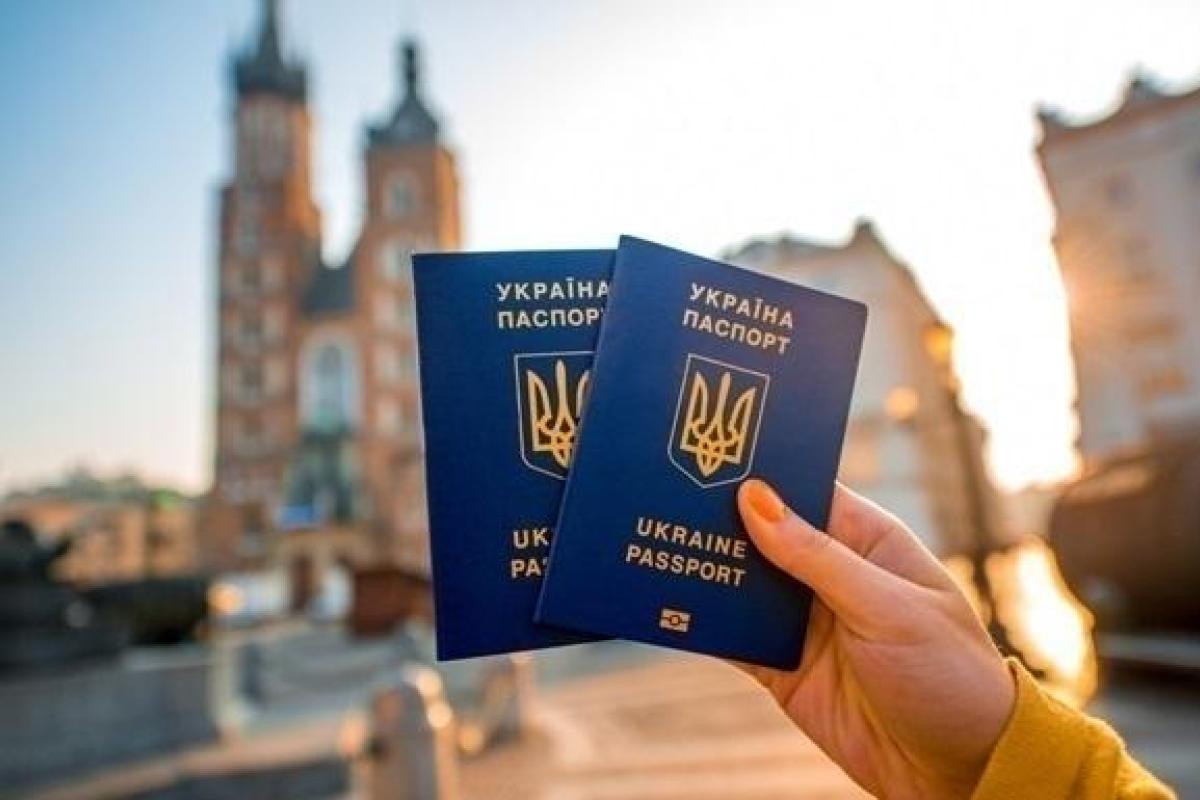 Годовщина безвиза: В столичном аэропорту пограничники дарят цветы, а Порошенко обратился к "зрадофилам" Годовщина безвиза: В столичном аэропорту пограничники дарят цветы, а Порошенко обратился к "зрадофилам"