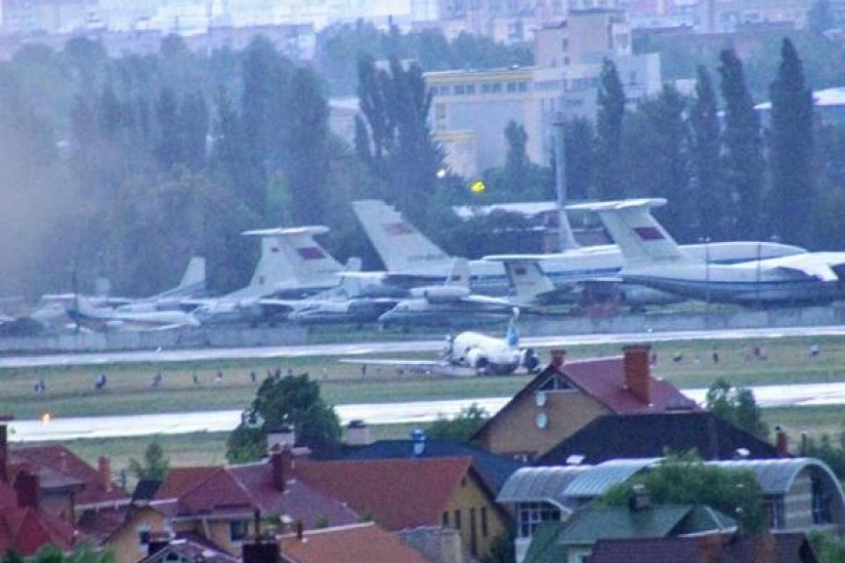 Жесткая посадка самолета в аэропорту "Киев": появилось видео из салона Жесткая посадка самолета в аэропорту "Киев": появилось видео из салона