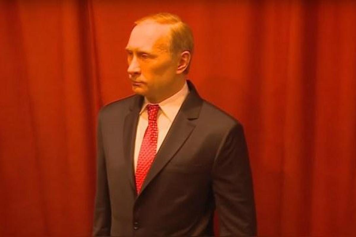 Рыжий Путин и поджарый Ким Чен Ын из воска насмешили толпу Рыжий Путин и поджарый Ким Чен Ын из воска насмешили толпу