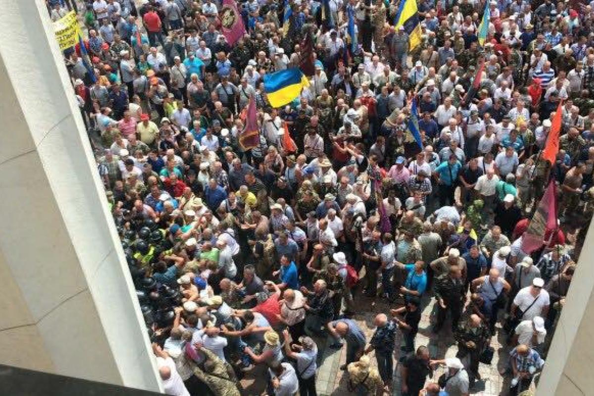 Под Радой митингуют шахтеры и ветераны-афганцы: участники прорвали оцепление полиции, начались первые потасовки Под Радой митингуют шахтеры и ветераны-афганцы: участники прорвали оцепление полиции, начались первые потасовки