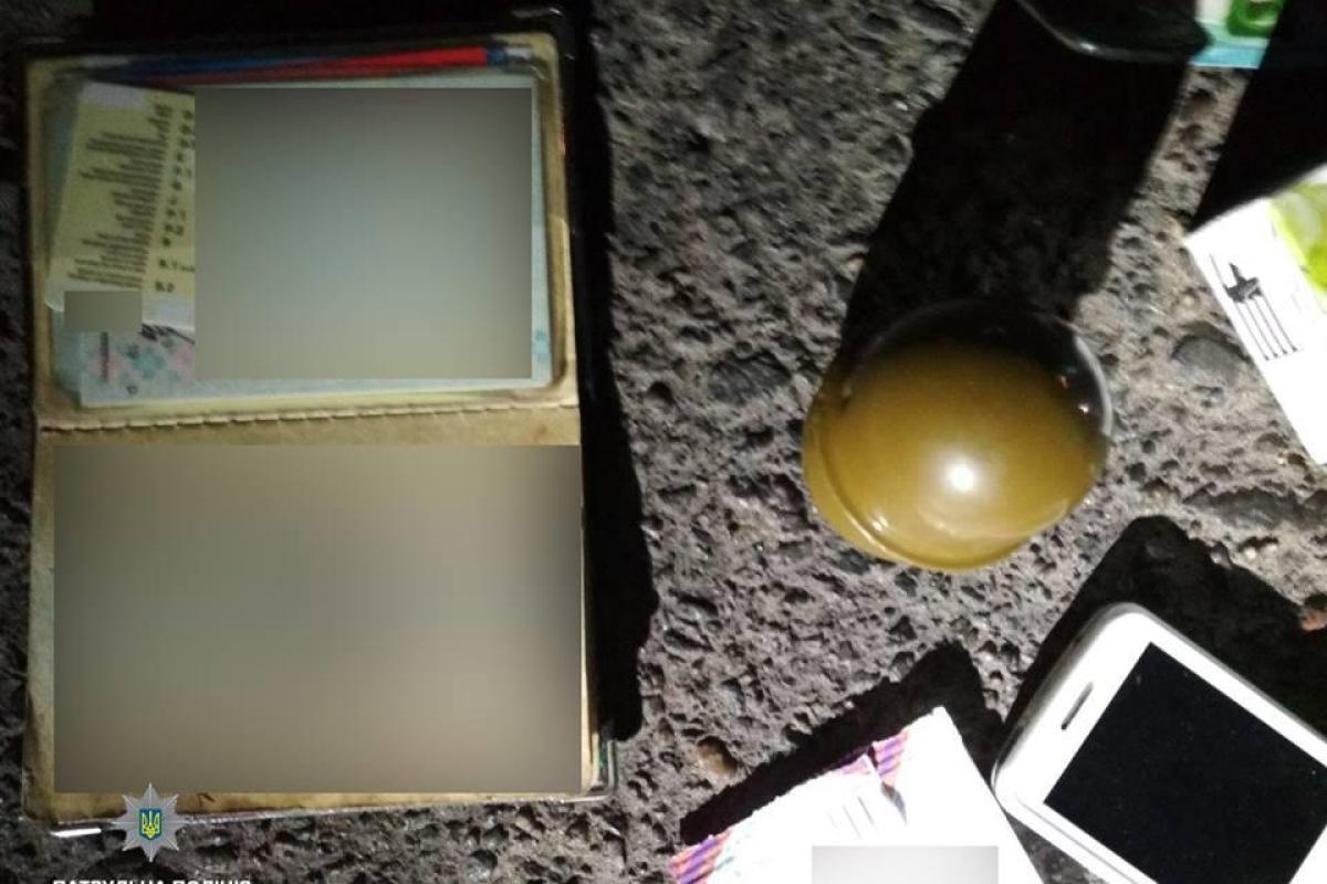 В Николаеве мужчина угрожал прохожим гранатой В Николаеве мужчина угрожал прохожим гранатой