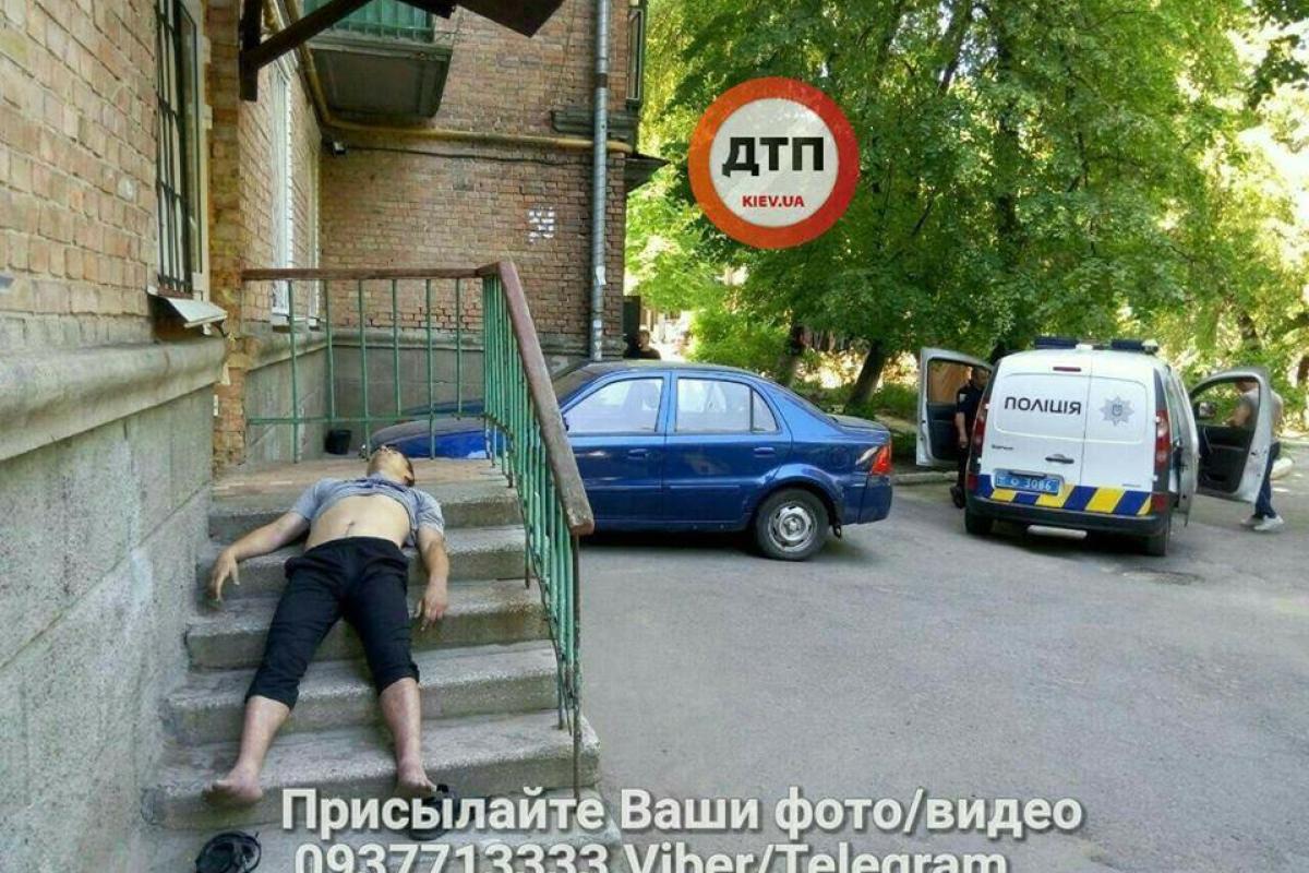 В Киеве на крыльце хостела обнаружили труп В Киеве на крыльце хостела обнаружили труп
