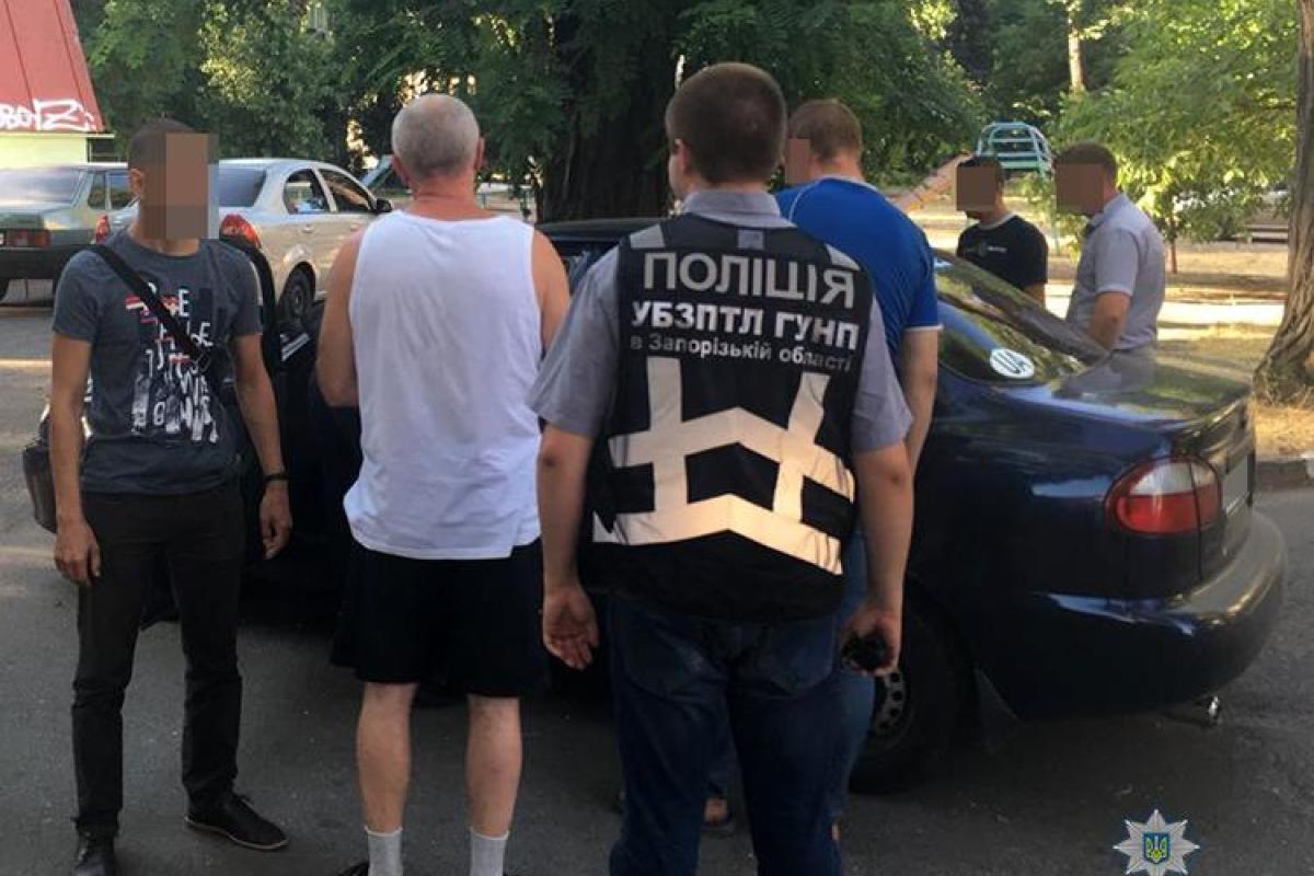 В Запорожье задержали сутенера, который организовывал секс-услуги по вызову В Запорожье задержали сутенера, который организовывал секс-услуги по вызову