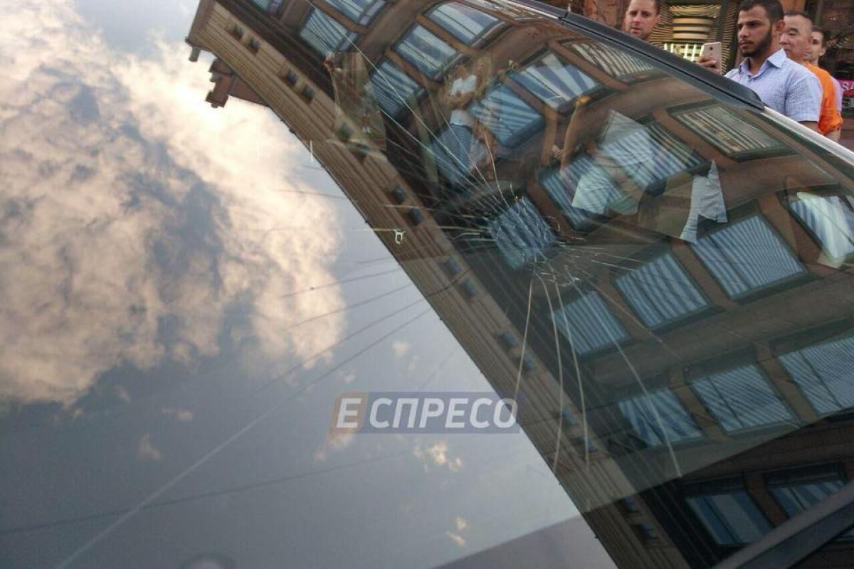 Новое развлечение: в Киеве парень пробежался по патрульной машине Новое развлечение: в Киеве парень пробежался по патрульной машине