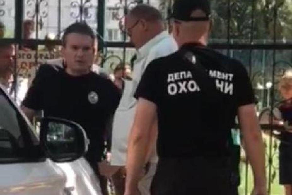 Пьяный помощник украинского депутата выстрелил в школьника под Киевом Пьяный помощник украинского депутата выстрелил в школьника под Киевом