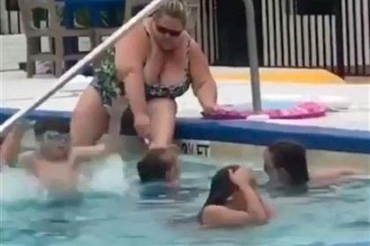 Женщина побрила ноги прямо в детском бассейне: шокирующее видео