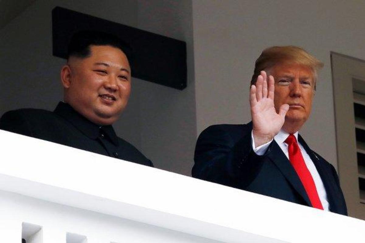 Странности Ким Чен Ына: Лидер КНДР привез на встречу с Трампом свой унитаз, еду и ручку