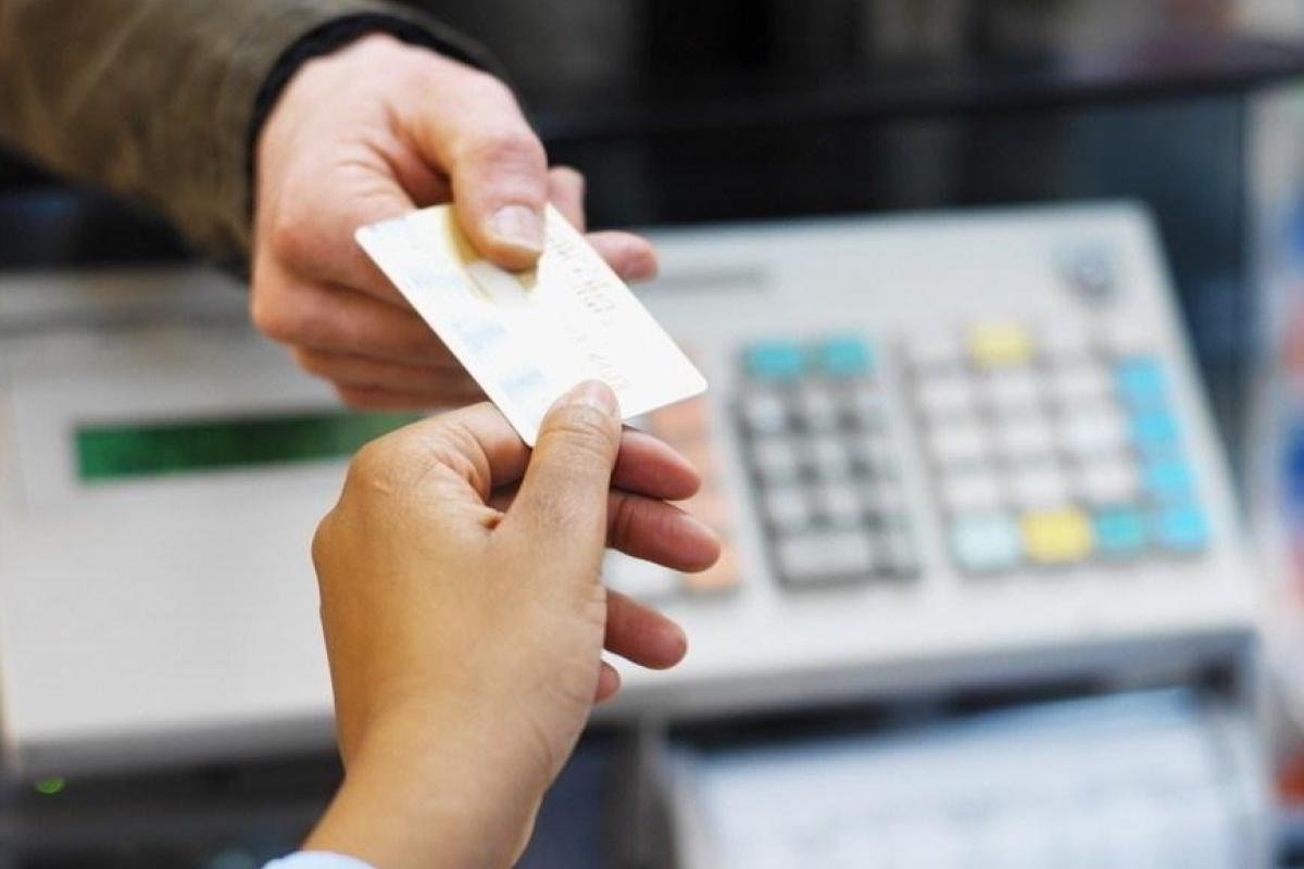 Заправка по топливным картам: в чём выгода для физических и юридических лиц