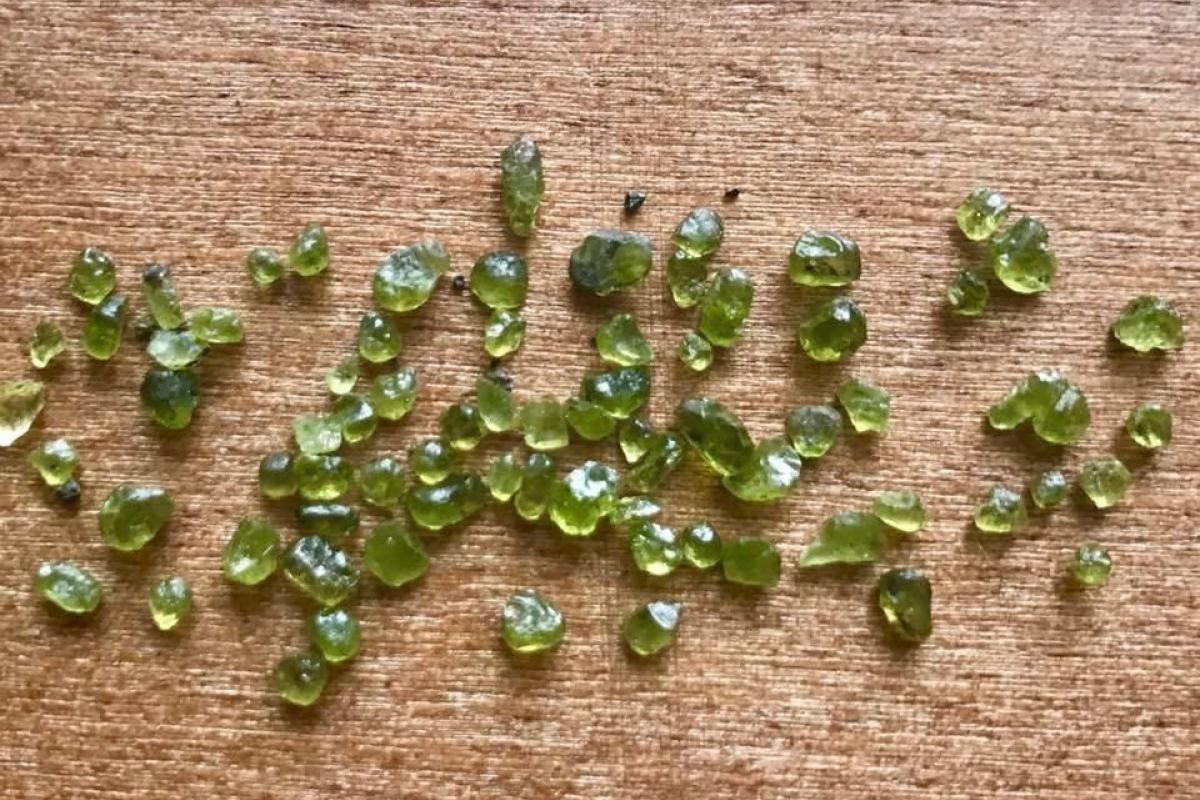 На Гавайи обрушился "дождь" из самоцветов после извержения вулкана