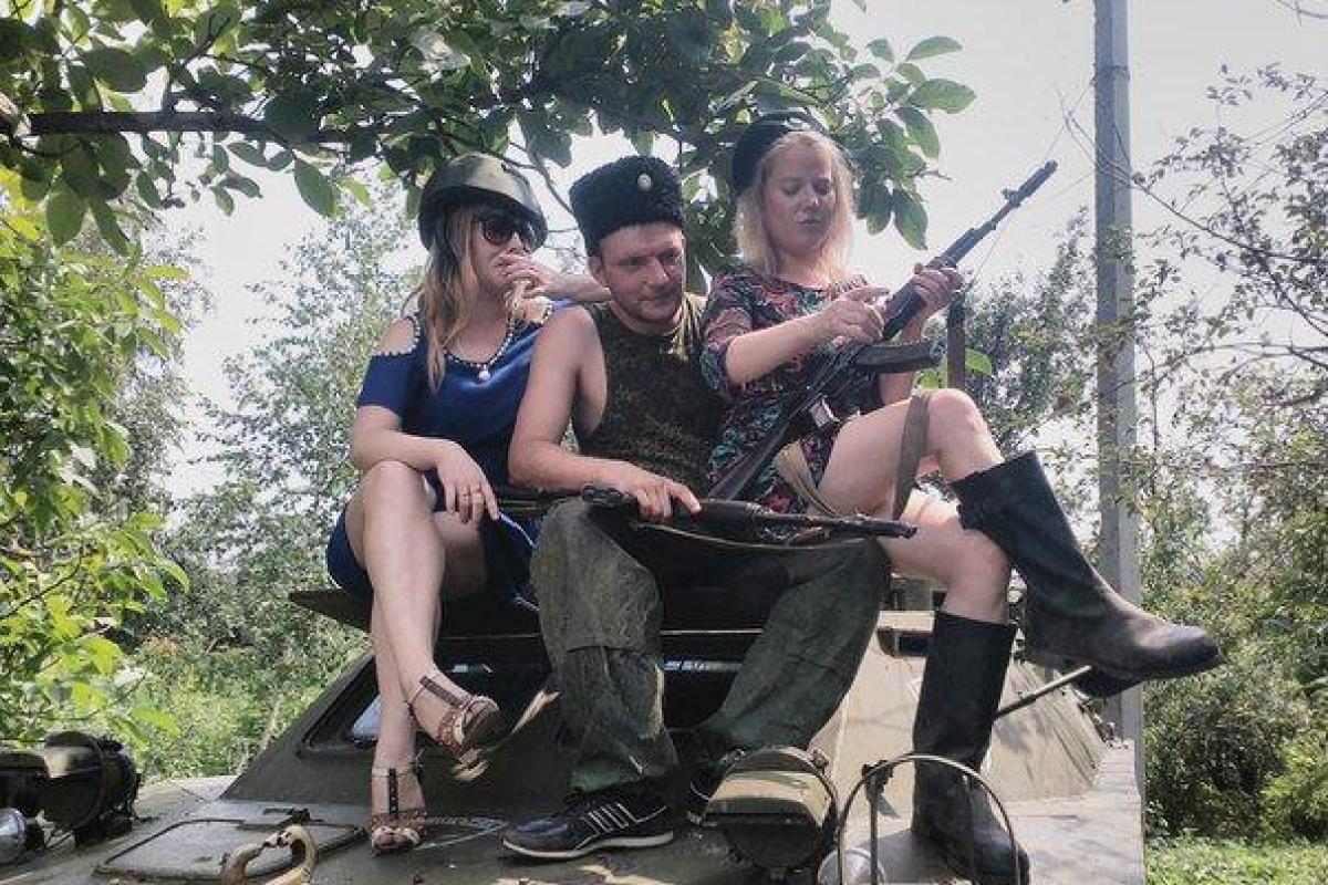 Защищают "русский мир" с алкоголем и девочками: как "служат" российские боевики на Донбассе Защищают "русский мир" с алкоголем и девочками: как "служат" российские боевики на Донбассе
