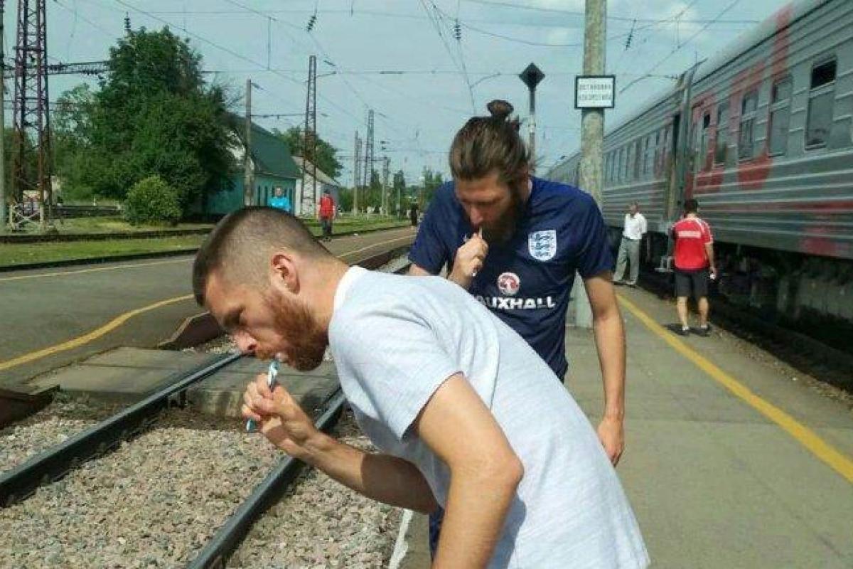 "Не выдержали вони в туалете": в России иностранные фанаты выходили из поезда, чтобы почистить зубы