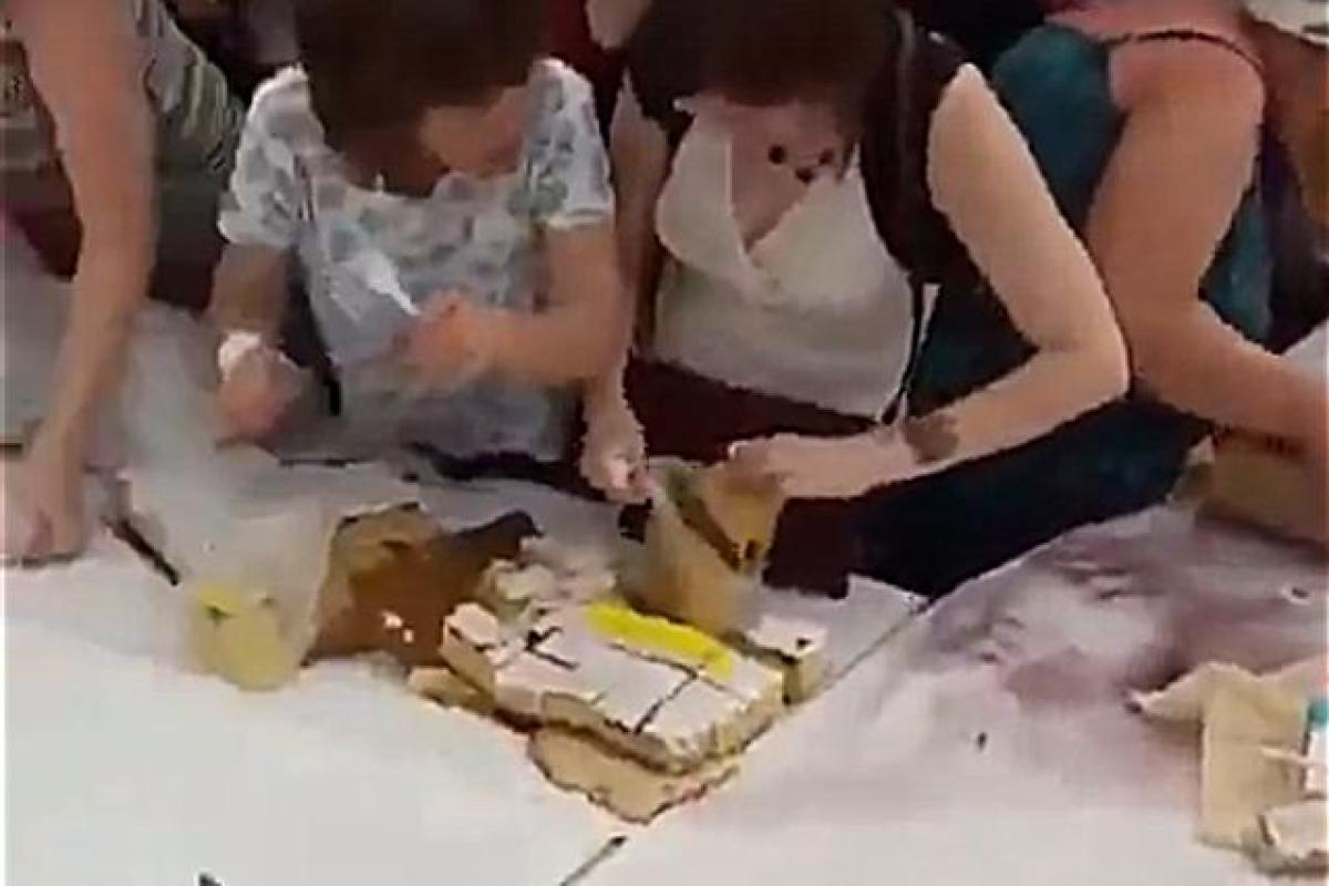 Россияне снова набросились на бесплатную еду: 125-метровый торт уносили пакетами