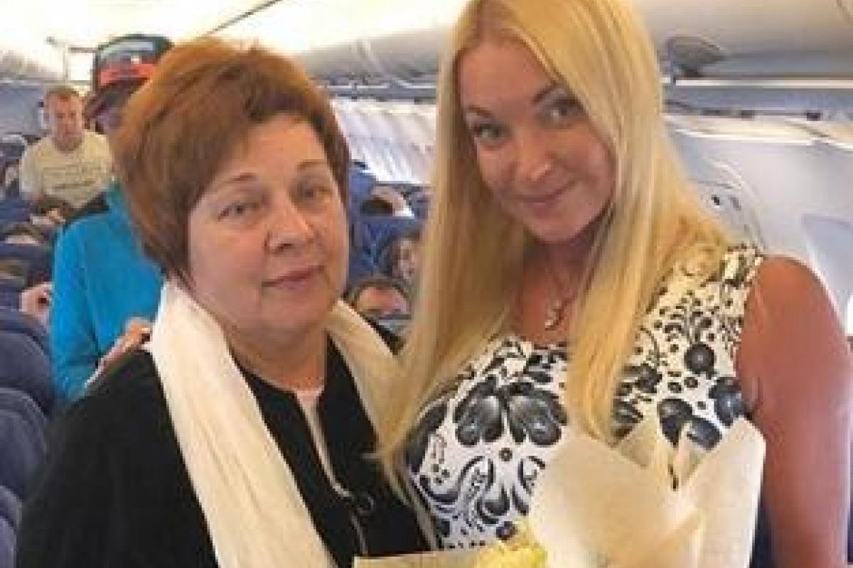 "Не смогла отказать": Волочкова устроила фотосессию с пассажирами самолета "Не смогла отказать": Волочкова устроила фотосессию с пассажирами самолета
