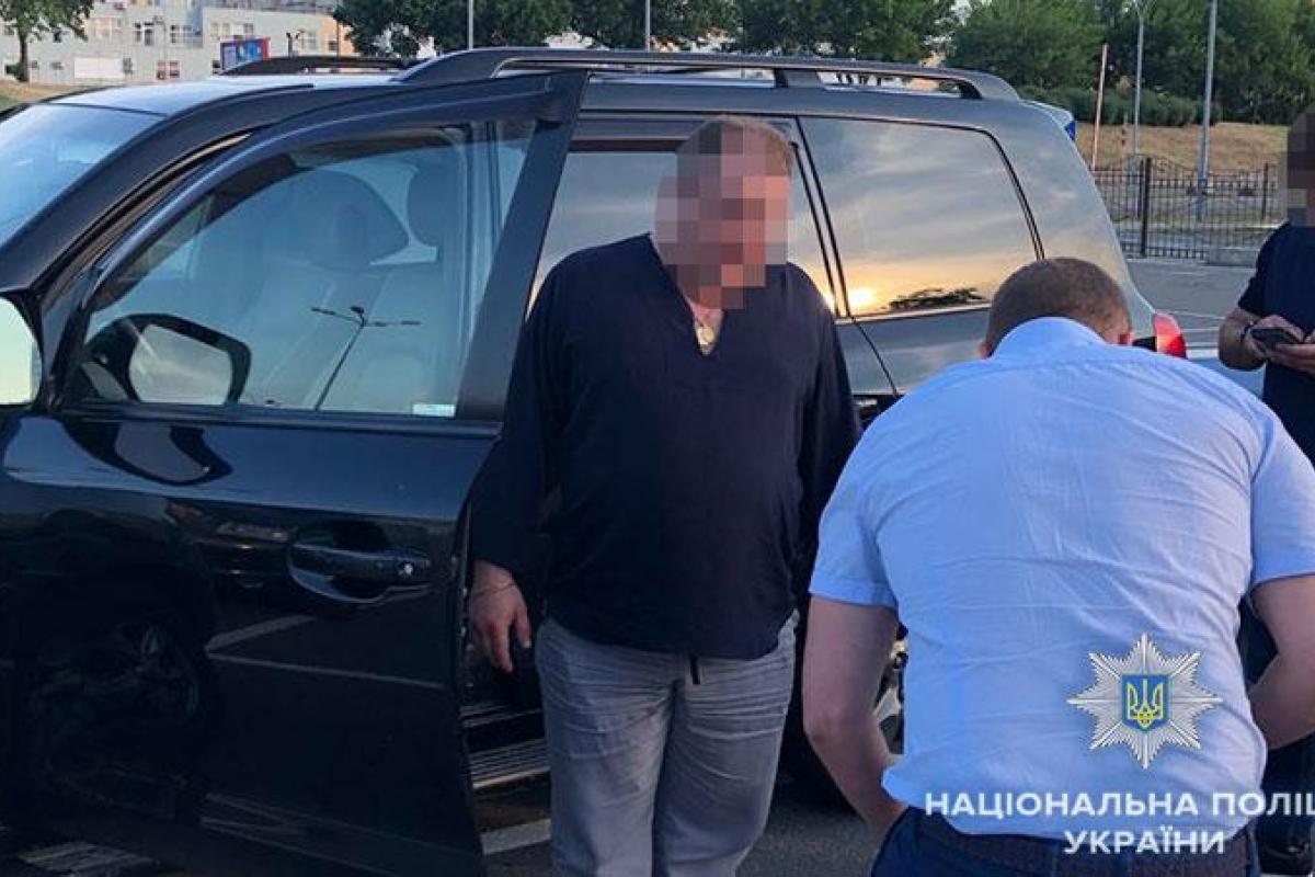 Пришли в кафе ради взятки: в Киеве задержали прокурора и бывшего сотрудника ГПУ