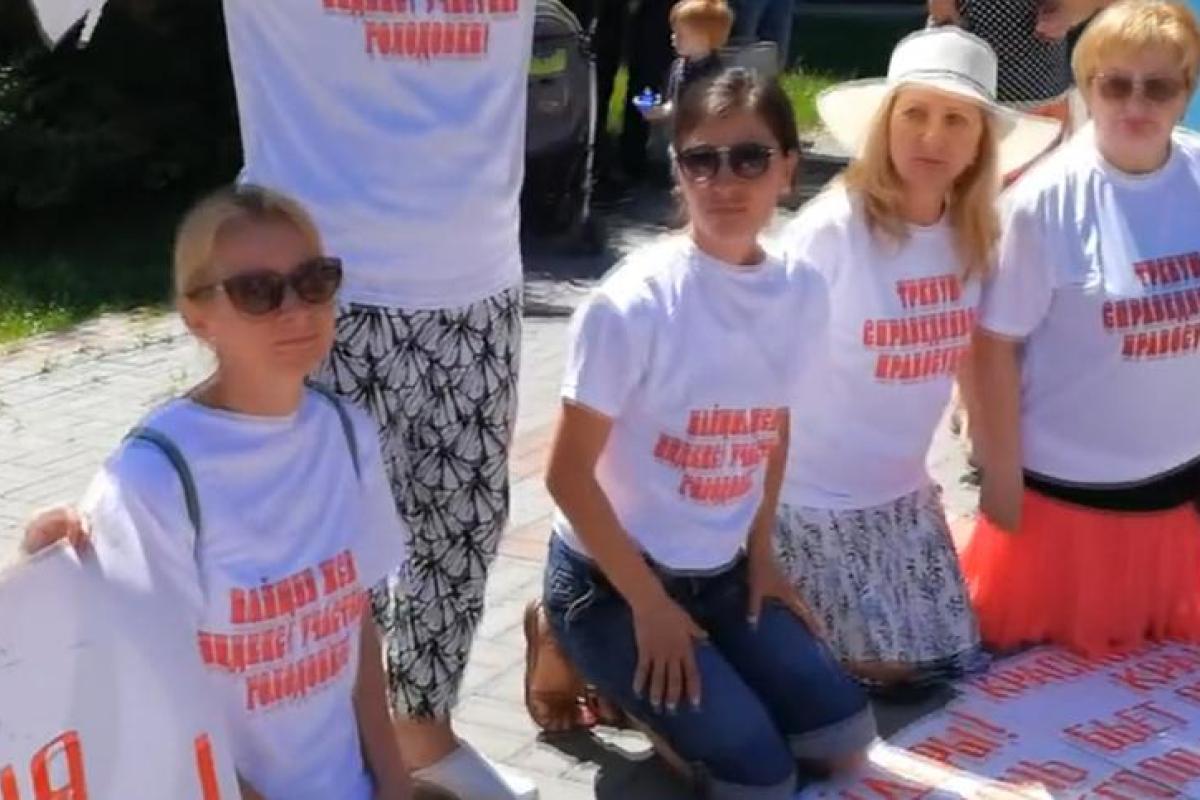 Акция "на колени перед Путиным" продолжается: к "флешмобу" присоединились жители Сочи Акция "на колени перед Путиным" продолжается: к "флешмобу" присоединились жители Сочи