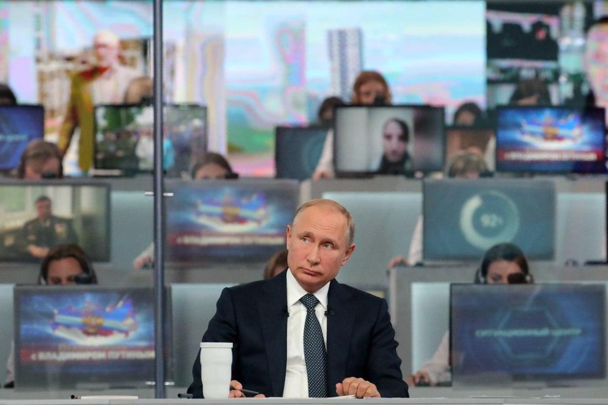 "Однако!": Ведущие "Прямой линии" с Путиным облачились в цвета украинского флага "Однако!": Ведущие "Прямой линии" с Путиным облачились в цвета украинского флага