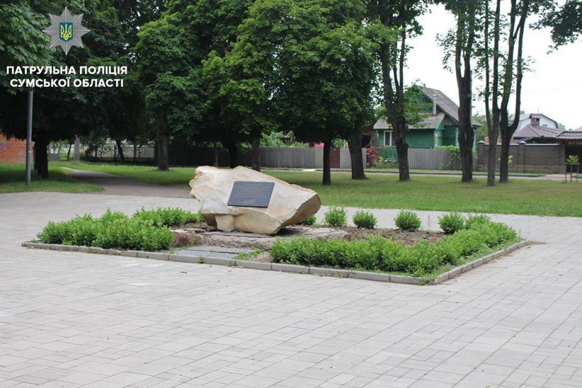 Справляли нужду и снимали процесс на видео: в Сумах задержали подростков, которые осквернили памятник "Небесной Сотне" Справляли нужду и снимали процесс на видео: в Сумах задержали подростков, которые осквернили памятник "Небесной Сотне"