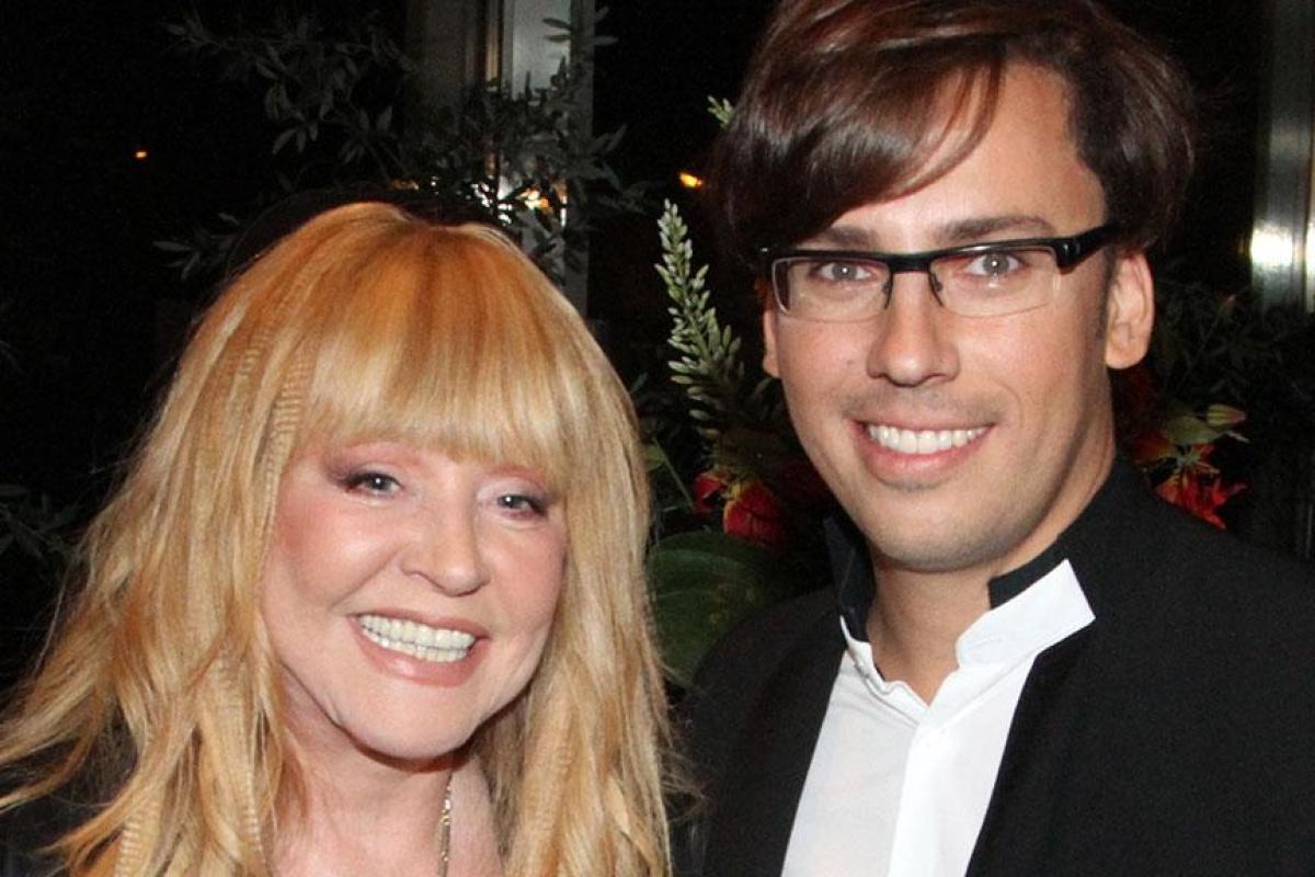 "Фотобомба из прошлого": Галкин опубликовал раритетное фото со своими родителями и Аллой Пугачевой "Фотобомба из прошлого": Галкин опубликовал раритетное фото со своими родителями и Аллой Пугачевой