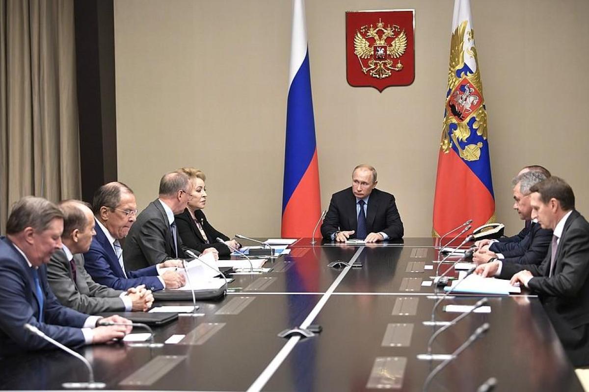 После разговора с Порошенко Путин созвал Совбез РФ После разговора с Порошенко Путин созвал Совбез РФ
