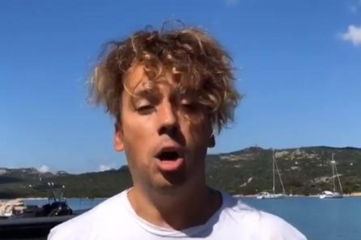 Сеть плачет от смеха: Галкин показал, как правильно снимать видео с летнего отдыха Сеть плачет от смеха: Галкин показал, как правильно снимать видео с летнего отдыха