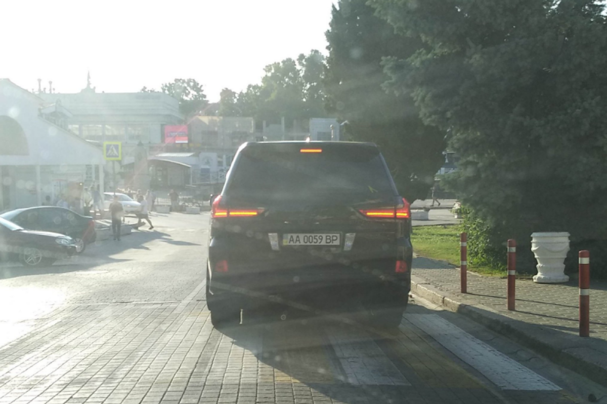 В Крыму замечен автомобиль с номерами Верховной Рады - подробности  