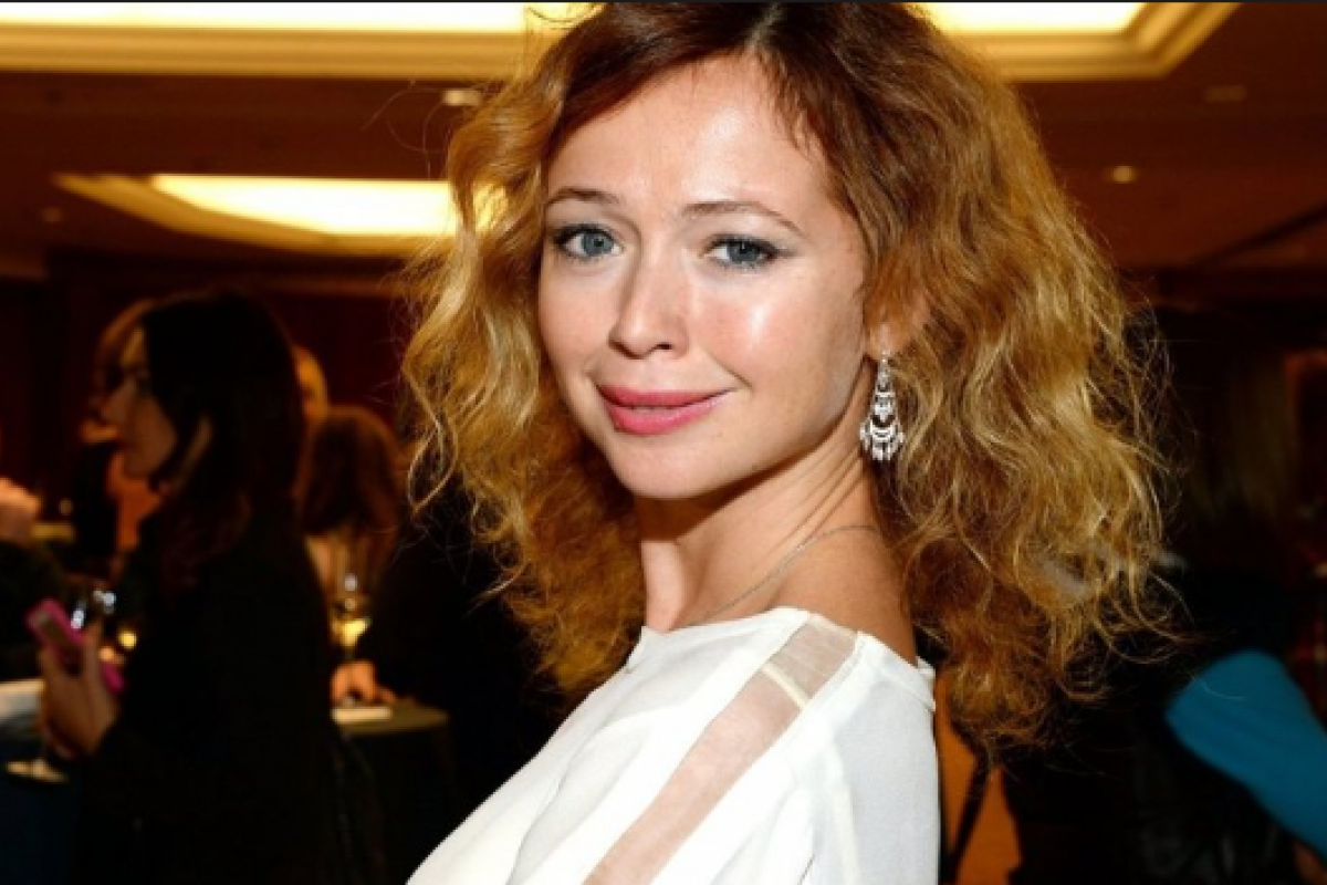 Актриса Елена Захарова показала соблазнительную фигуру в купальнике