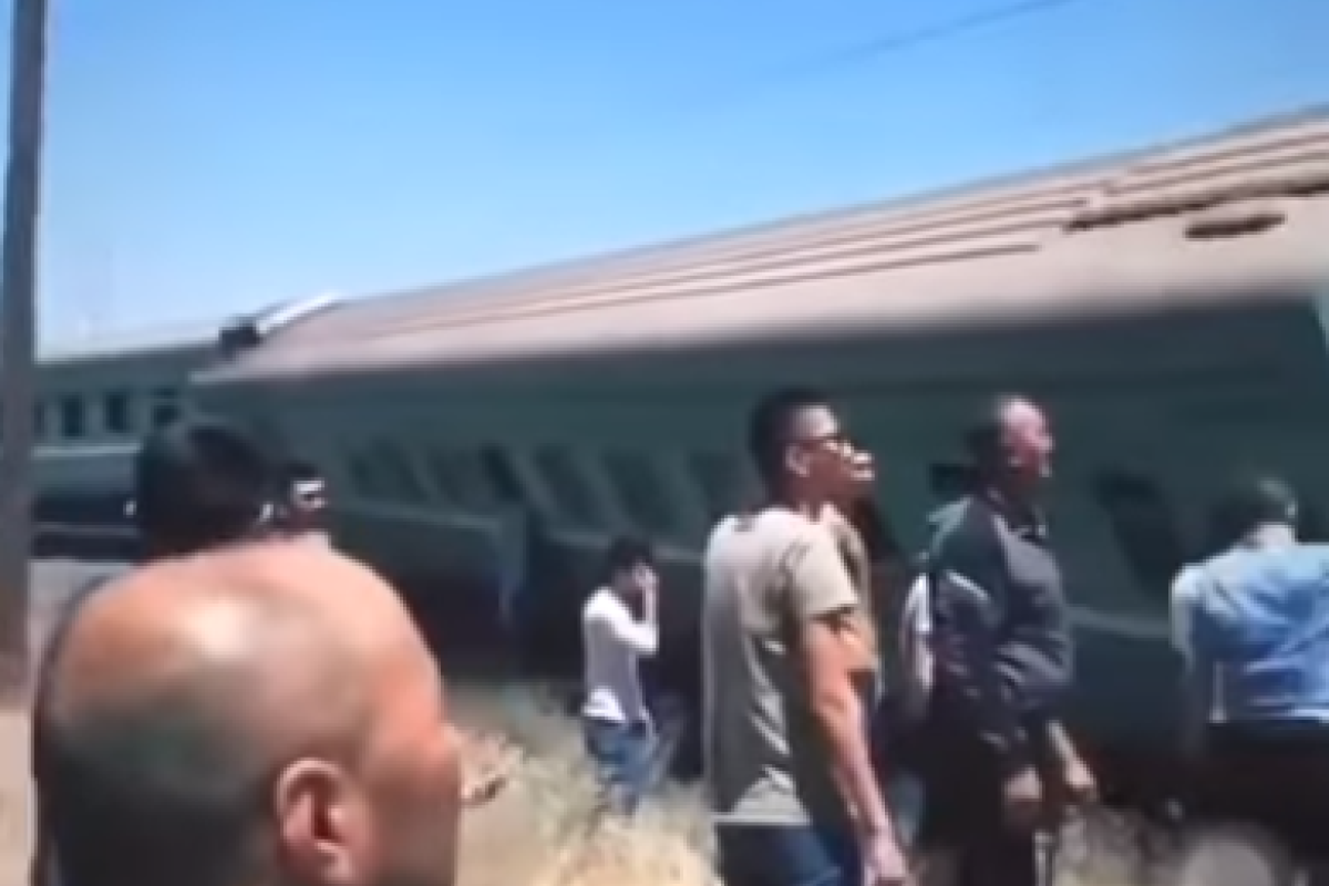 В Казахстане пассажирский поезд сошел с рельсов, один человек погиб В Казахстане пассажирский поезд сошел с рельсов, один человек погиб