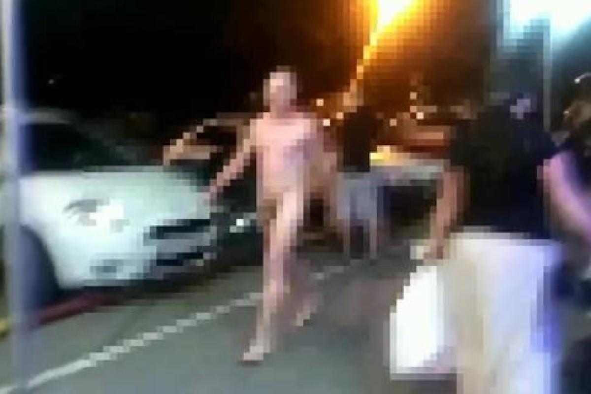Прогулка голого мужчины по Чугуеву попала на видео: в Минобороны сделали заявление 