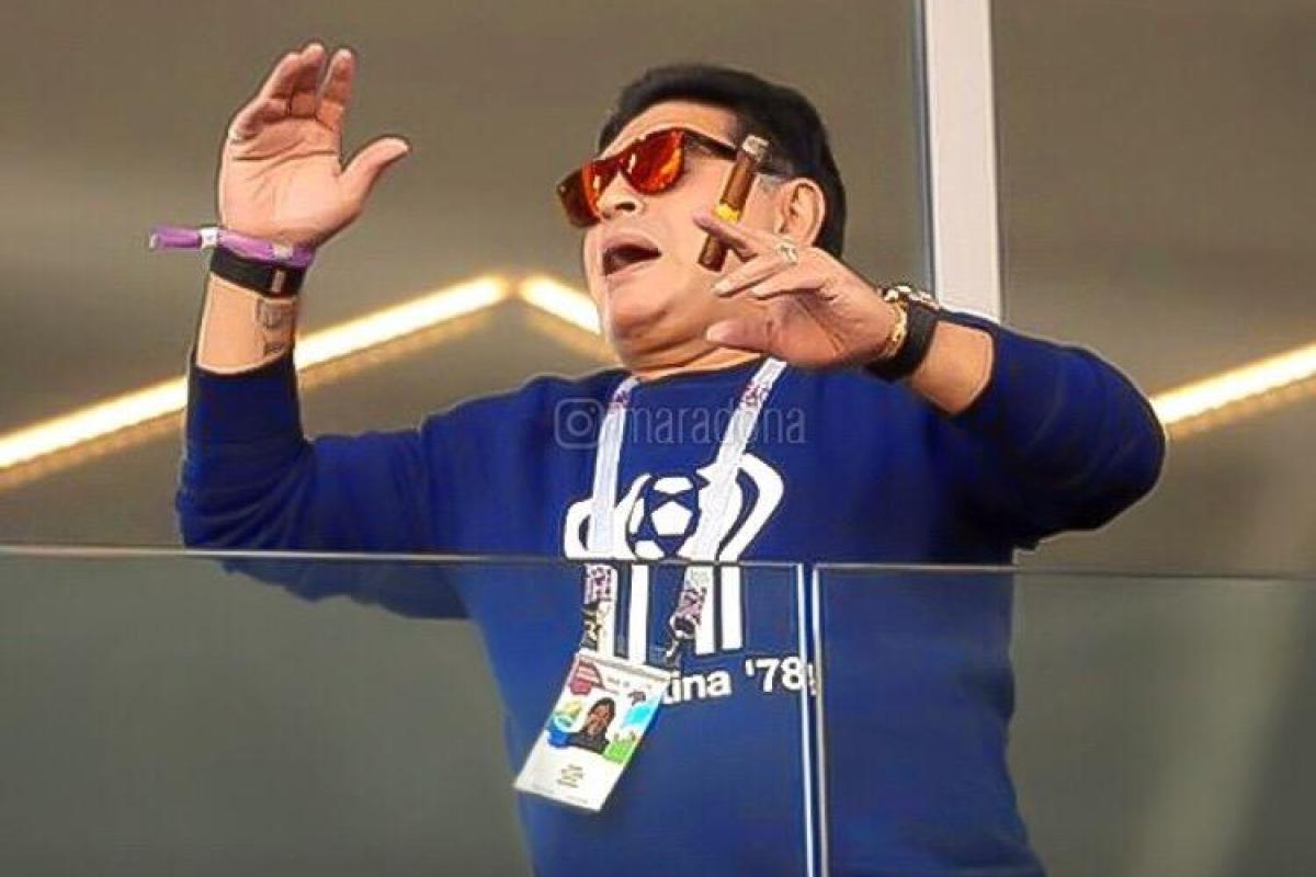 Марадона извинился за то, что курил сигару на стадионе "Спартак" в Москве Марадона извинился за то, что курил сигару на стадионе "Спартак" в Москве