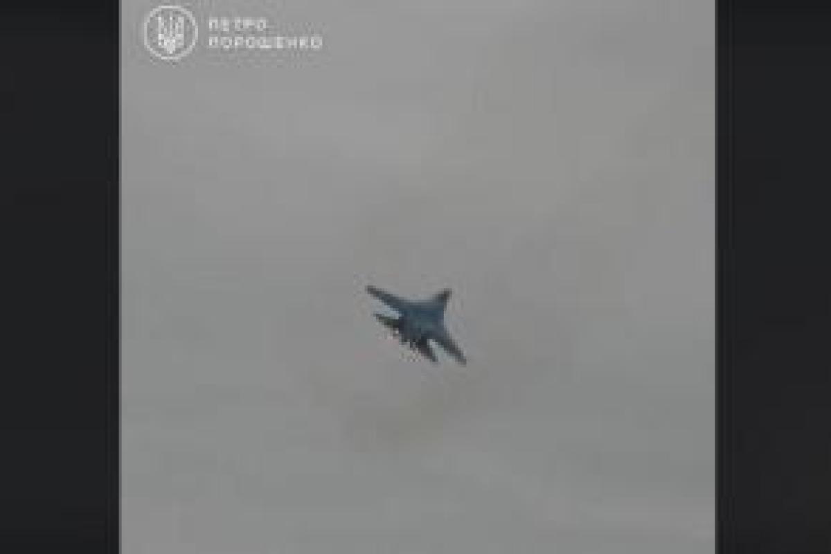 Порошенко отметил выступление легендарного пилота ВСУ на авиапоказе: захватывающие кадры Порошенко отметил выступление легендарного пилота ВСУ на авиапоказе: захватывающие кадры