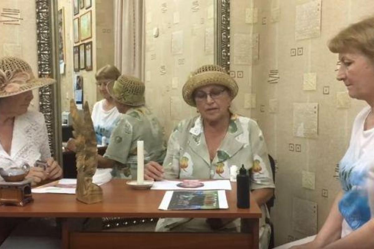 Накануне матча "Россия-Хорватия" безумные пенсионерки навели порчу на "клетчатых": видео взорвало сеть Накануне матча "Россия-Хорватия" безумные пенсионерки навели порчу на "клетчатых": видео взорвало сеть