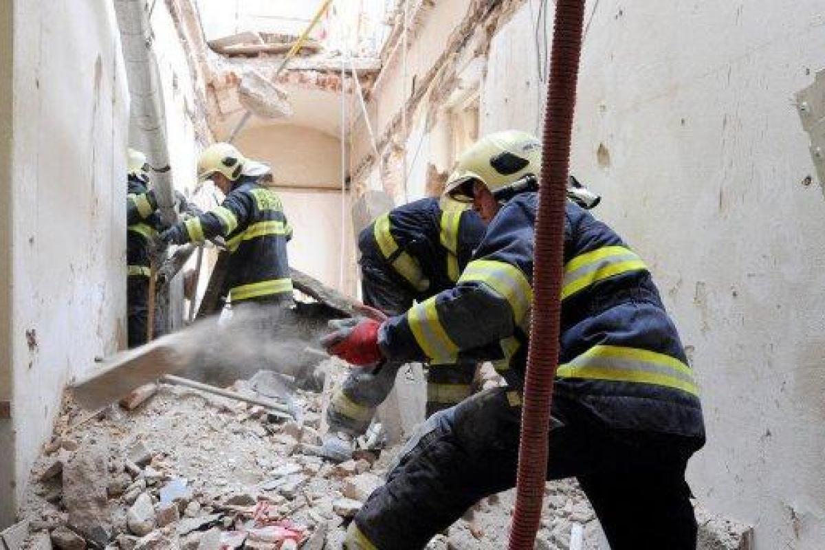 Трое украинских заробитчан оказались под обломками дома в Праге - СМИ