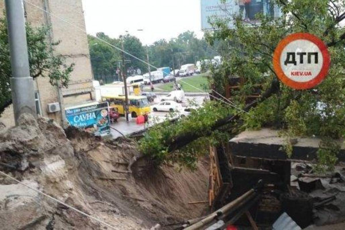В Киеве в результате непогоды поврежден мост: шокирующие снимки В Киеве в результате непогоды поврежден мост: шокирующие снимки
