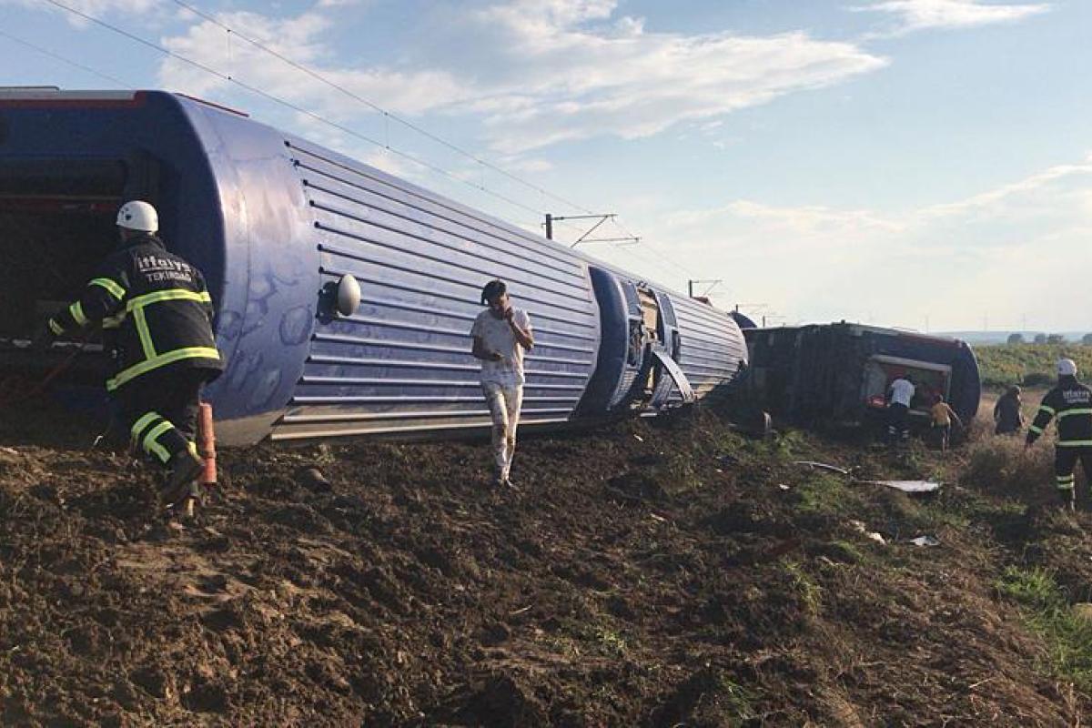 В Турции пассажирский поезд сошел с рельсов: много погибших