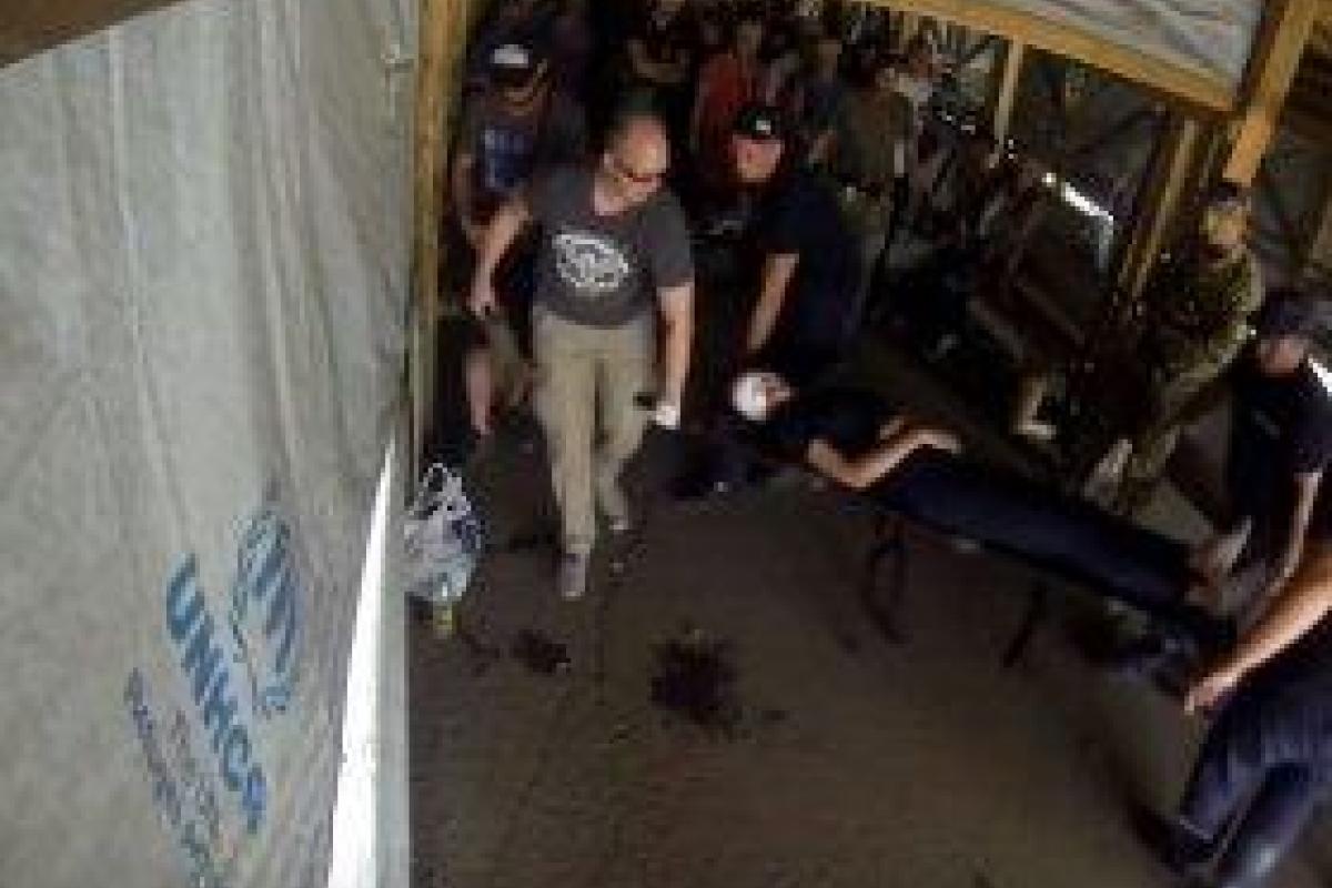 На КПВВ "Майорск" девушка из Горловки упала в обморок и разбила голову: видео с камеры наблюдения На КПВВ "Майорск" девушка из Горловки упала в обморок и разбила голову: видео с камеры наблюдения