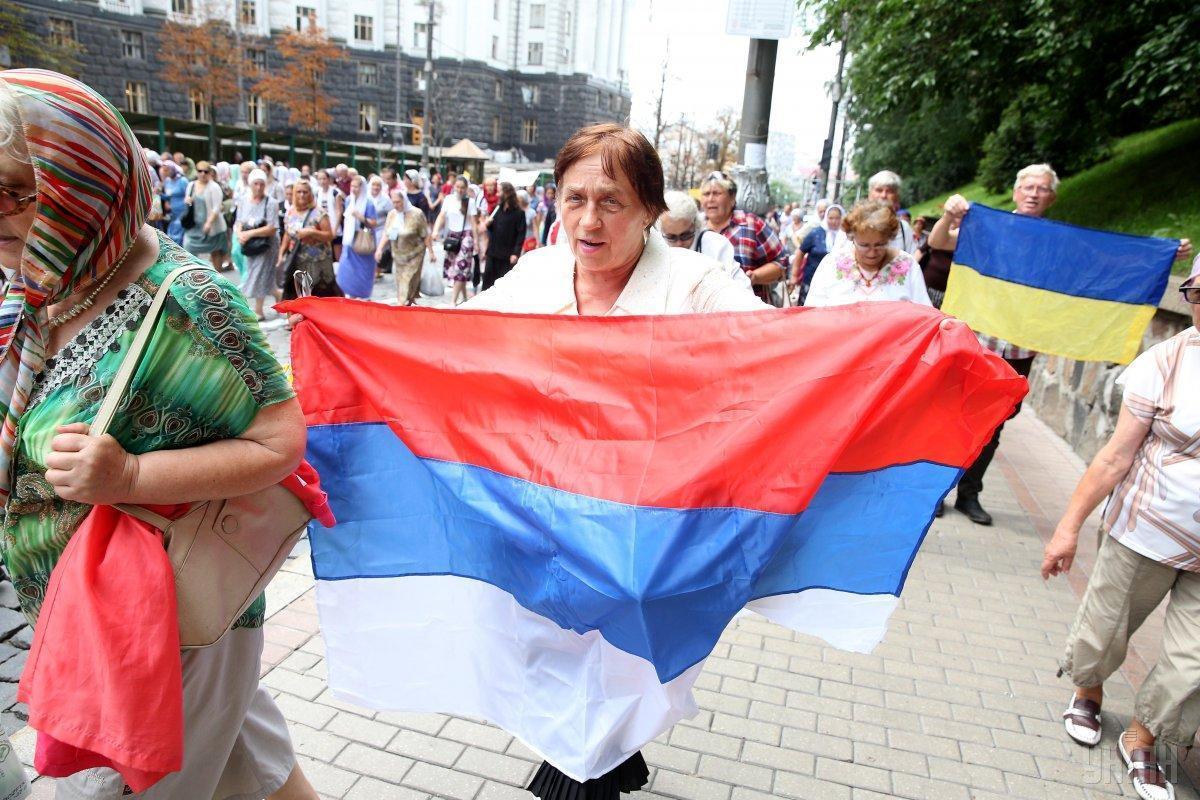 В Киеве на Крестном ходе женщина развернула флаг РФ: фото В Киеве на Крестном ходе женщина развернула флаг РФ: фото