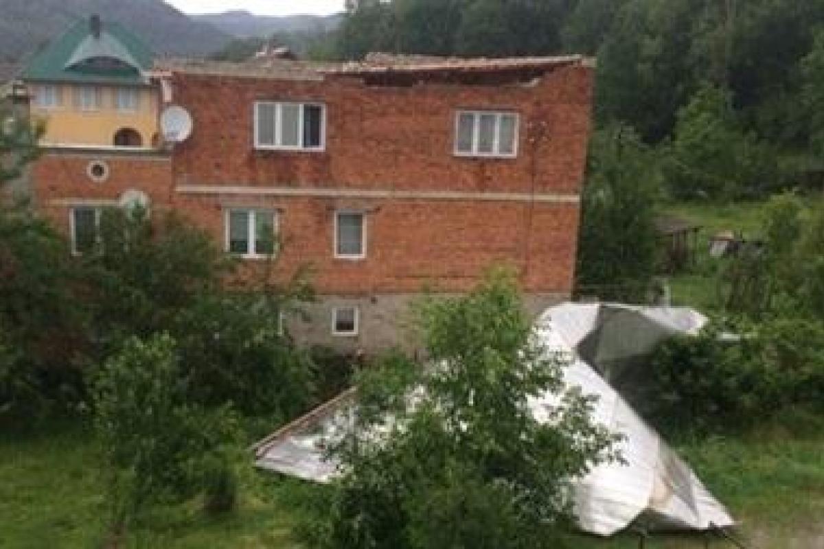 Непогода в Украине: сорванные крыши домов и поваленные деревья Непогода в Украине: сорванные крыши домов и поваленные деревья